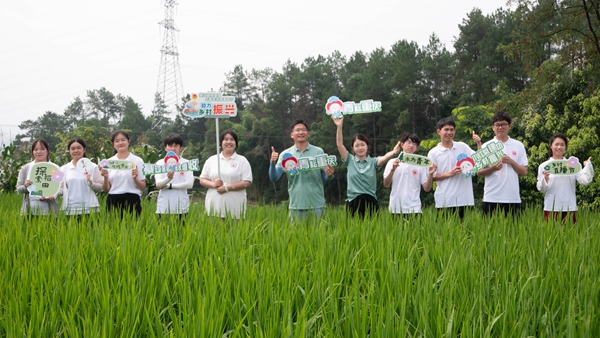 實踐團成員拍攝宣傳視頻。 吳丹寧攝