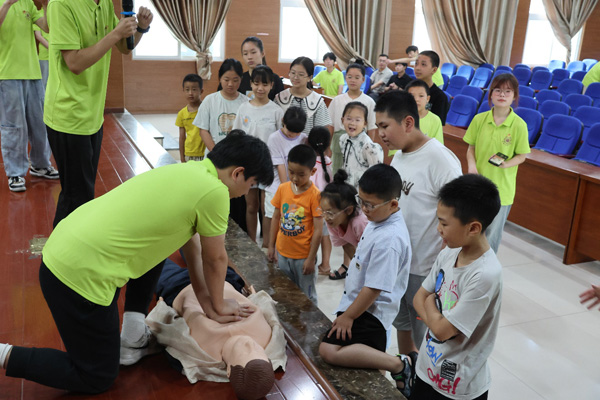 志愿者開展“安全講堂”。重慶科技大學供圖