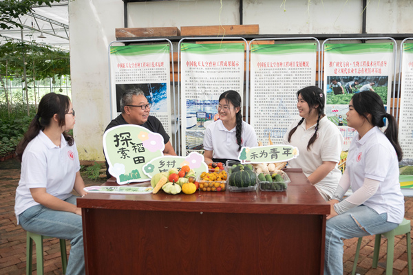 實踐團成員與張海濤面對面交流。重慶理工大學供圖