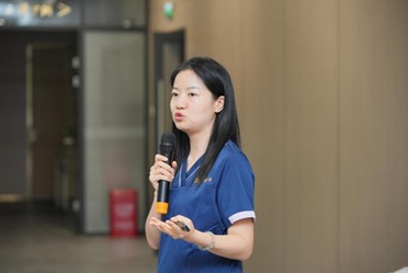 樊雯君正在分享課題。重慶星榮整形外科醫院供圖