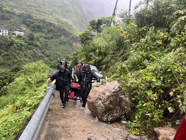 重慶移動巫溪分公司網絡人員抬著設備趕赴搶險現場。重慶移動供圖