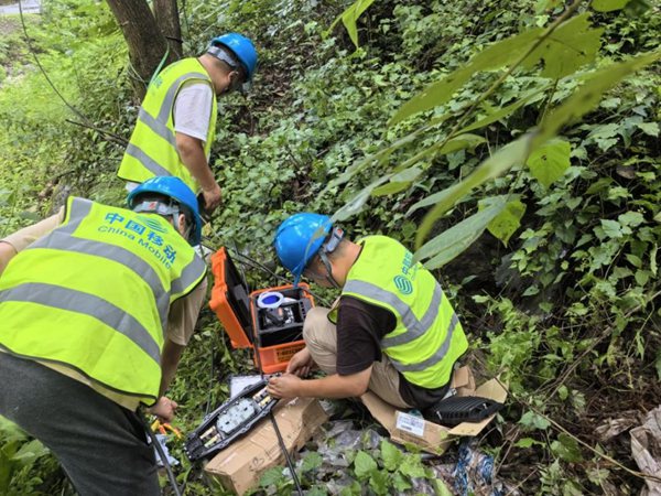 重慶移動城口分公司網絡人員在搶修受損基站。重慶移動供圖