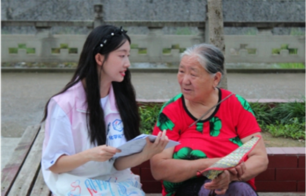 實踐團成員與當地村民面對面交流。重慶科技大學供圖