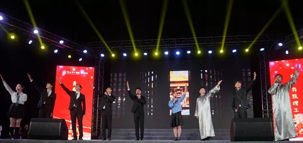 兩江新青年表演詩朗誦《櫛風沐雨七十年，砥礪奮進新時代》。重慶理工大學供圖