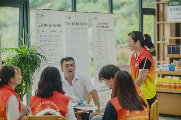 實踐團成員與三河村工作人員交談。彭聰攝