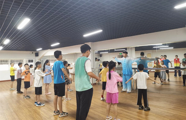 小朋友們認真學習五禽戲。重慶財經學院供圖