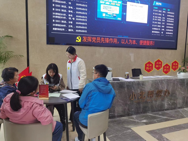 “小北幫您辦”的服務人員正在用平板填寫資料。渝北不動產登記中心供圖