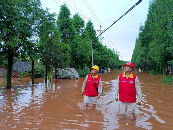 國家電網紅巖（榮昌）共產黨員服務隊隊員巡視線路受災情況。國網重慶永川供電公司供圖