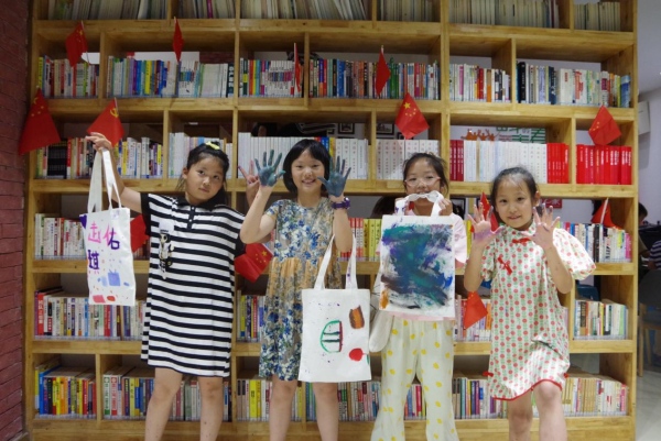 小朋友們展示自己的作品。重慶理工大學供圖