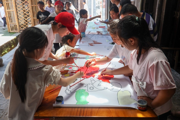 百米繪卷活動。重慶電子科技職業大學供圖