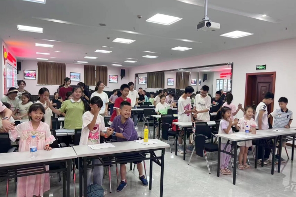 學生進行熱身小活動。重慶理工大學供圖