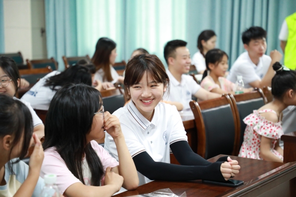 實踐團成員和小朋友聊天。重慶理工大學供圖