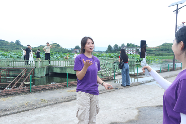 實踐團成員進行直播宣傳。重慶理工大學供圖