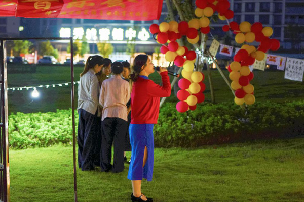 展演原創情景劇《紅色家書》。重慶工程職院供圖