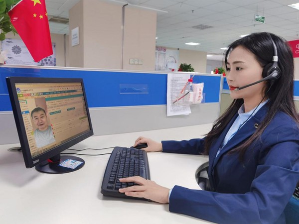 10086通過5G視頻服務老年客戶。重慶移動供圖