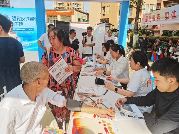 社區移動服務站免費測血壓活動現場。重慶移動供圖