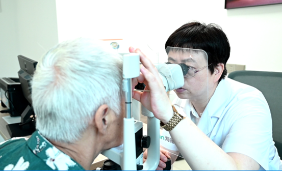 張曉城為患者檢查眼部狀況。重慶南坪愛爾眼科醫院供圖