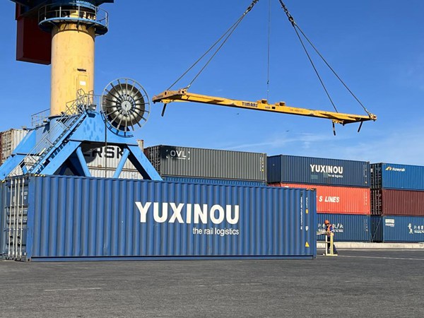 等待吊裝的集裝箱。渝新歐（重慶）供應鏈管理有限公司供圖