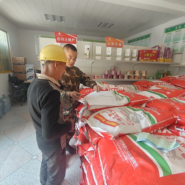 組織種植戶發放化肥。陶銳攝