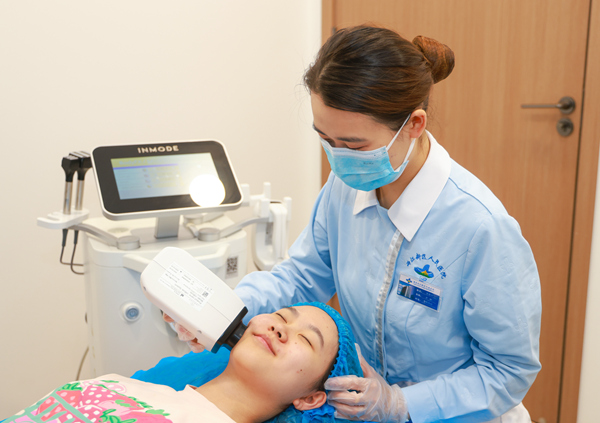 醫護人員為患者進行超美塑面部射頻治療。曾英豪攝
