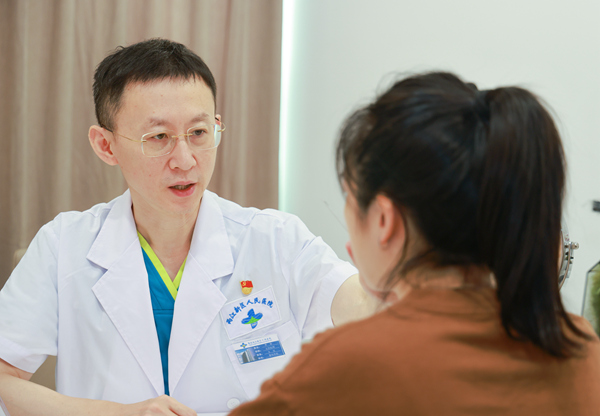 重慶兩江新區人民醫院醫美抗衰中心主任、醫學博士單磊。曾英豪攝