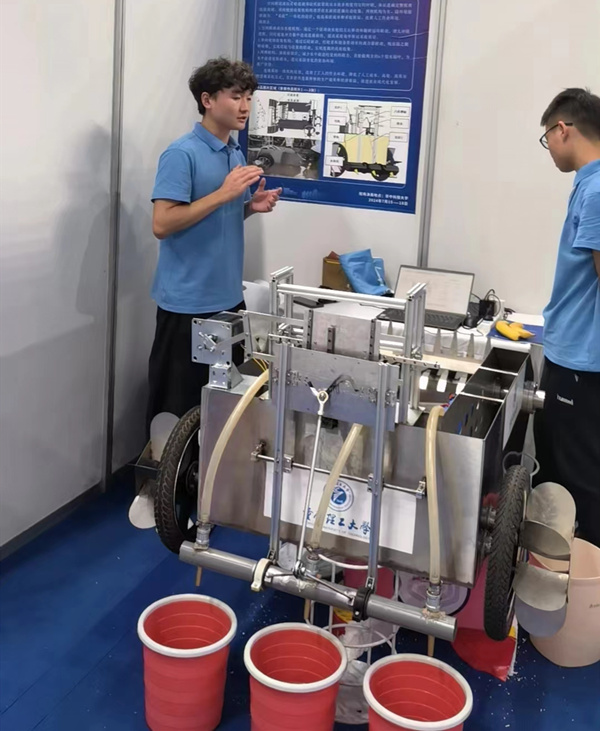 團隊成員介紹空間聯動高壓水槍蓮藕采收機的整體設計。重慶理工大學供圖