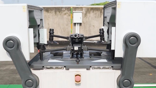 無人機從機巢飛出自主巡檢。國網重慶市電力公司供圖