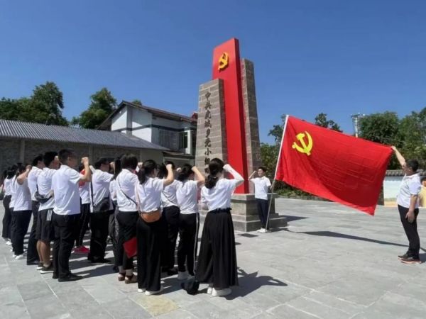 黨支部主題黨日活動。實驗小學供圖