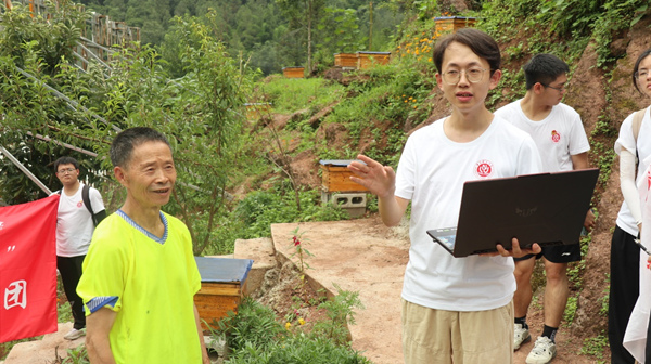 博士講解專業知識。重慶師范大學供圖