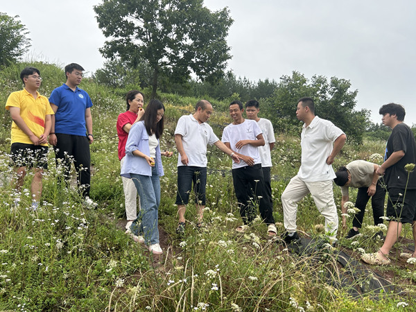 團隊成員開展實地調研。重慶第二師范學院供圖