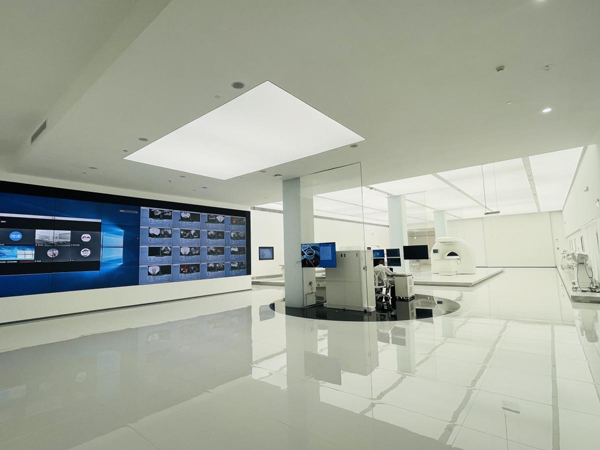 一樓展廳，數字墻上可同步展示全球各地“海扶刀”進行治療的實時動態。主辦方供圖