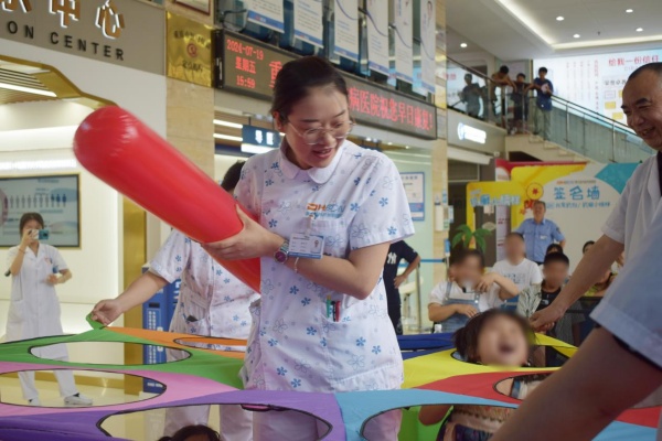 親子互動游戲。重慶迪邦皮膚病醫院供圖