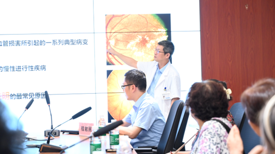 桂君民開展主題科普講座。重慶南坪愛爾眼科醫院供圖