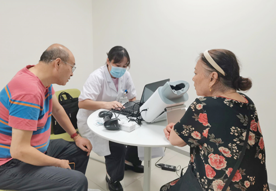 眼底病科醫生為糖尿病患者做AI眼底照相。重慶南坪愛爾眼科醫院供圖