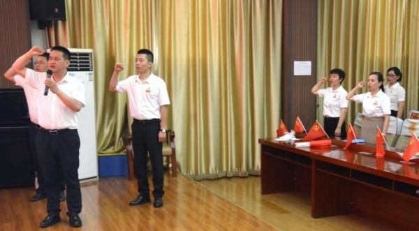 重溫入黨誓詞。重慶市南川區隆化第五小學校供圖