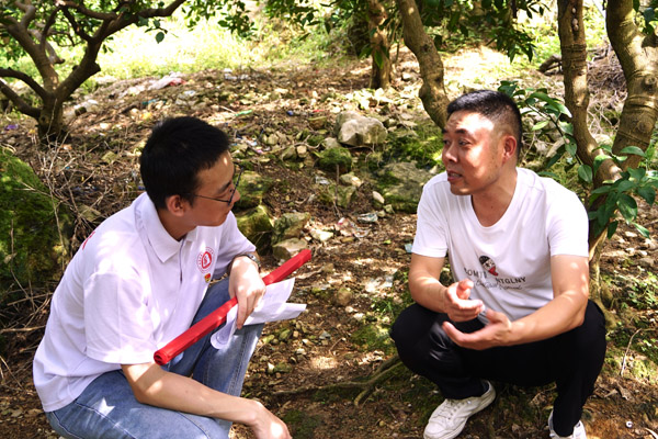 實踐隊成員與臍橙種植農村承包戶代表交流。西南大學供圖