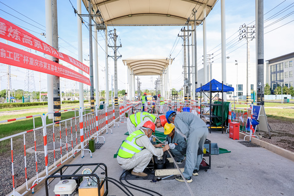 參賽選手參加導線接續管壓接項目比賽。何丹攝