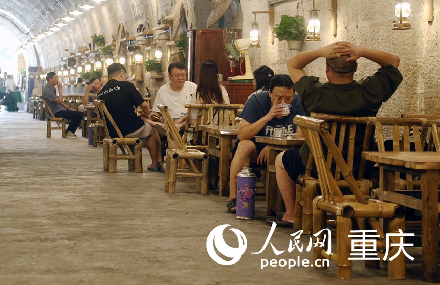重慶市民在渝北區一防空洞茶館喝茶納涼。人民網記者 馮文彥攝