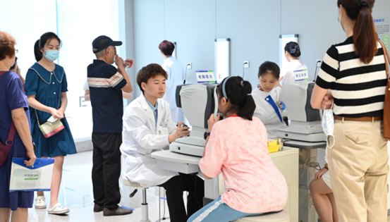 醫生為孩子進行視力檢查。重慶南坪愛爾眼科醫院供圖