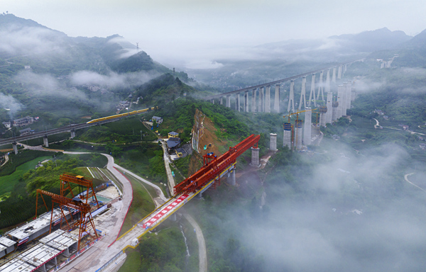 渝萬高鐵新橋雙線特大橋橋墩成排成列，巍峨聳立。建設方供圖