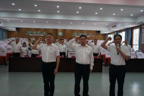 重溫入黨誓詞。奉節縣三臺小學校供圖