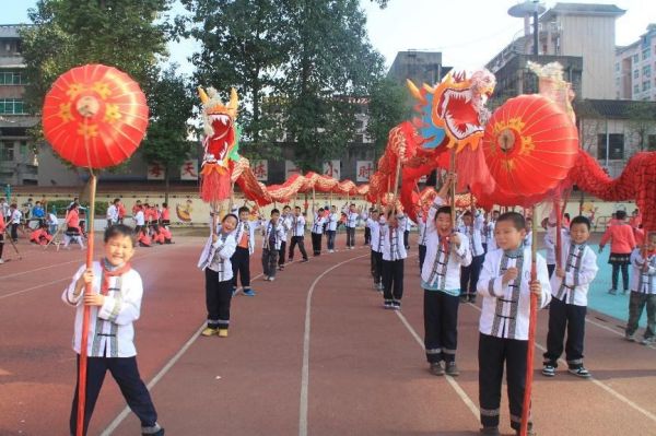 傳統文化——龍燈。黔江區民族小學校供圖