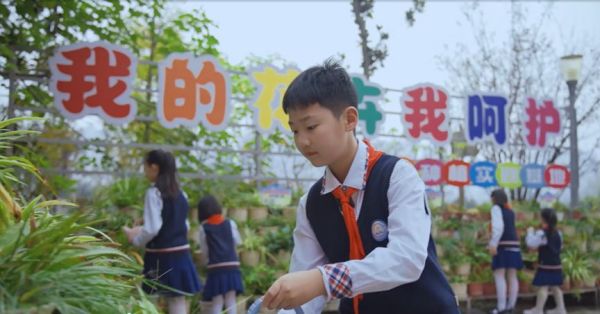 學生為花草做日常養護。潼南區人民小學校供圖
