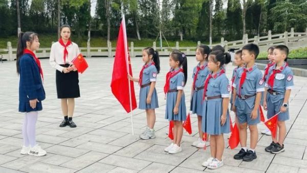 開展微黨課活動。潼南區梓潼小學校供圖