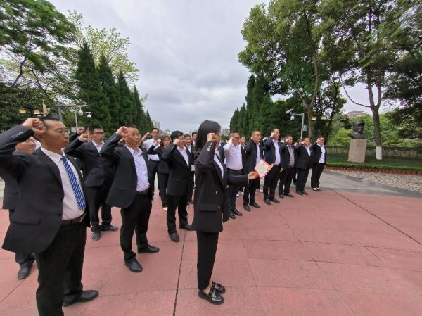 黨員干部重溫入黨誓詞。潼南實驗中學供圖