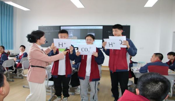 化學教研課。重慶市潼南第一中學校供圖