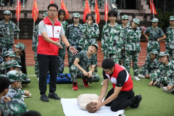 《急救與包扎》市級精品選修課程。合川中學供圖