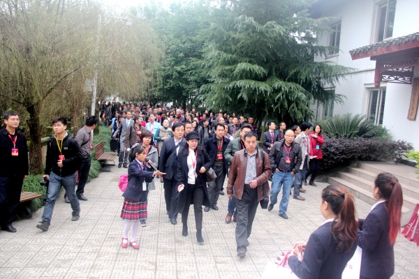 育才學校導游小先生向全國700余名嘉賓講解陶行知的故事。合川育才學校供圖