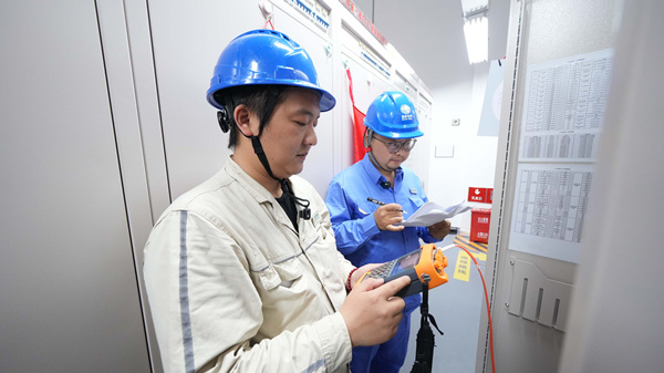 運維、檢修人員在金山500千伏變電站開展設備投運前的全面驗收工作，為3號主變帶電投運作準備。李濤攝