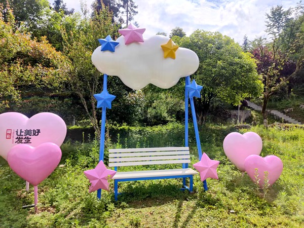 仙女山婚姻登記站戶外頒證基地設計了多個拍照打卡點。重慶福彩供圖